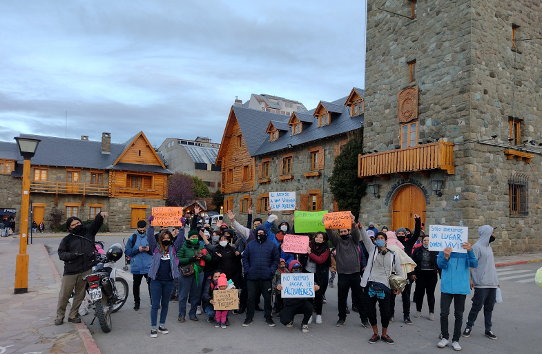 Los manifestantes se congregaron esta tarde de miércoles en el Centro Cívico de Bariloche para pedir una solución al drama habitacional que viven. (Foto gentileza) 