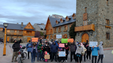 Los manifestantes se congregaron esta tarde de miércoles en el Centro Cívico de Bariloche para pedir una solución al drama habitacional que viven. (Foto gentileza) 