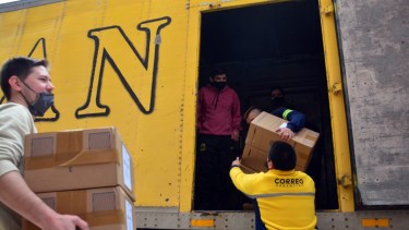 Personal del correo carga urnas y se inicia el reparto en toda la Provincia. Foto: Marcelo Ochoa