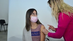 Aplicarán vacunas Pfizer a adolescentes sin factores de riesgo de Regina