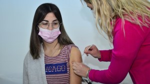 Retoman la vacunación para adolescentes con factores de riesgo en Regina