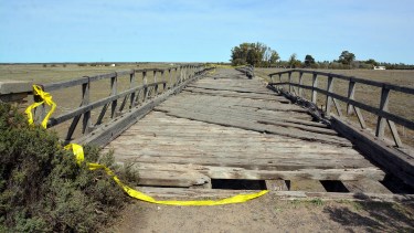 El ataque se registró sobre el viejo puente Molina. Fotos: Marcelo Ochoa.