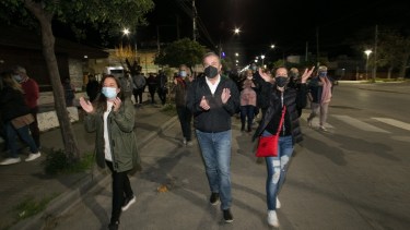 La gobernadora  recorrió a pie desde la Residencia de los Gobernadores hasta el bunker provincial de JSRN. Foto: Pablo Leguizamon. 