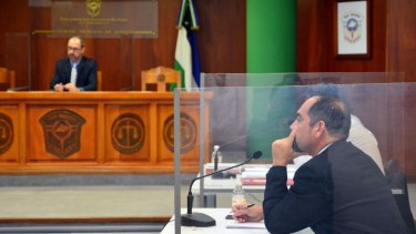El juez Brussino y Tamburrini durante la audiencia realizada en Viedma. Foto: Marcelo Ochoa.