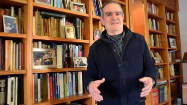 De Rege es productor en la zona de Viedma. Antes fue vicegobernador, legislador y titular del Departamento Provincial de Aguas. Lidera la lista C de Juntos por el Cambio.