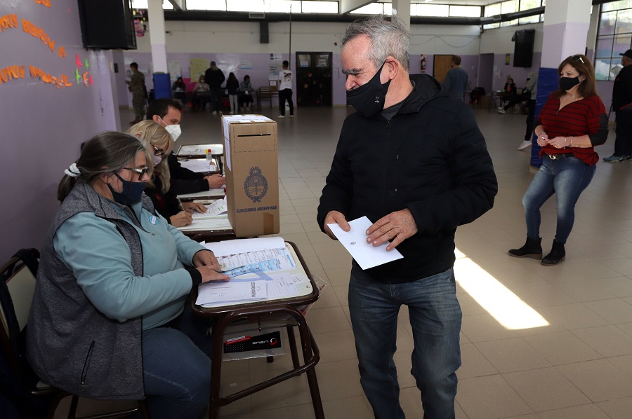 Mario De Rege votó en la escuela N° 30 de la capital rionegrina. Foto: Marcelo Ochoa
