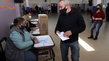 Mario De Rege votó en la escuela N° 30 de la capital rionegrina. Foto: Marcelo Ochoa