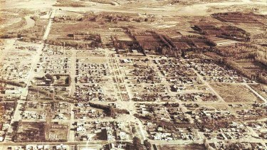 Viviendas separadas por baldíos y un río hacia el sur. (FOTO: Archivo Histórico Municipal)