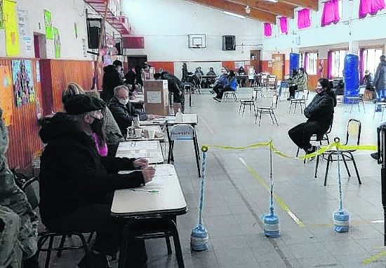 Menos del 70% de las 11.589 personas habilitadas para votar en Villa La Angostura participó de las PASO.  Foto: gentileza diario Andino