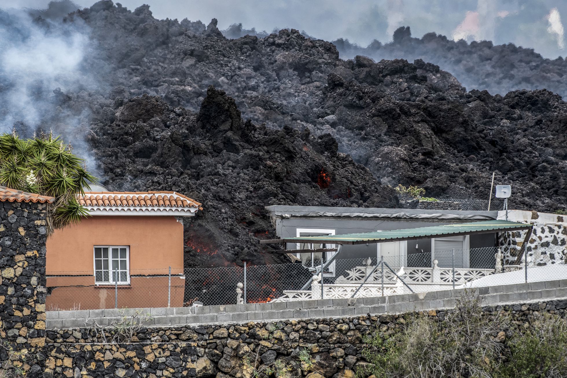 Lava del volcán sobre una casa en El Paso. Foto El País. 
