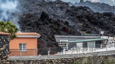 Lava del volcán sobre una casa en El Paso. Foto El País. 
