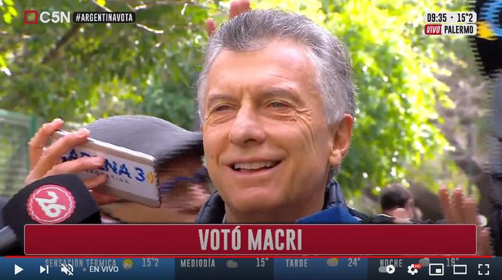 Mauricio Macri votó y luego habló con la prensa. No usaba barbijo. 
