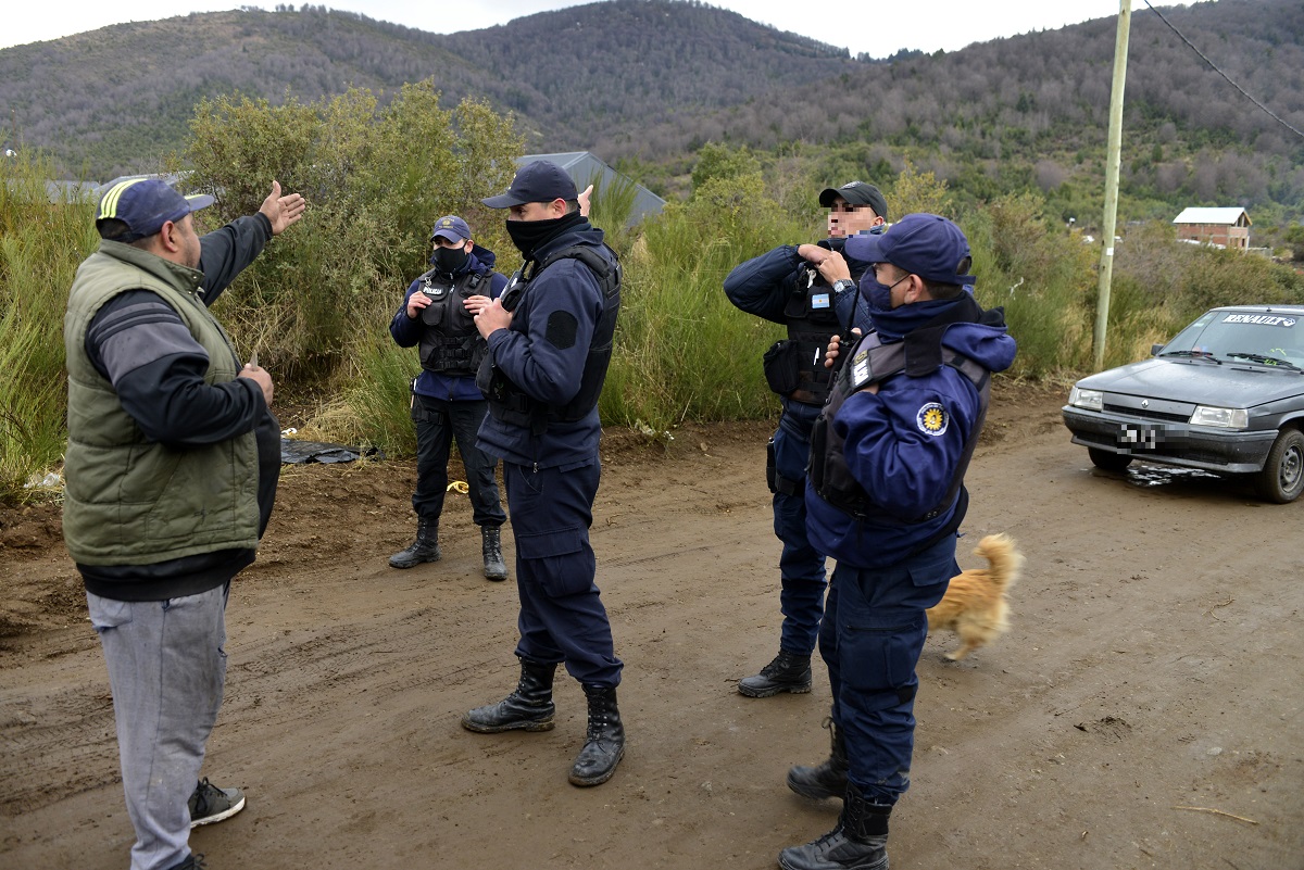 Desde hace semanas hay tensión en la toma de la ladera sur del cerro Otto, en Bariloche. Ayer hubo un enfrentamiento entre policías y ocupantes. Archivo