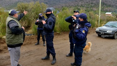 Desde hace semanas hay tensión en la toma de la ladera sur del cerro Otto, en Bariloche. Ayer hubo un enfrentamiento entre policías y ocupantes. Archivo