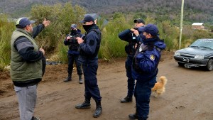 Enfrentamiento entre policías y ocupantes en Bariloche: hay detenidos y denuncian agresión