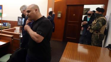 Los acusados durante su ingreso en la sala de audiencia. Foto: Marcelo Ochoa.