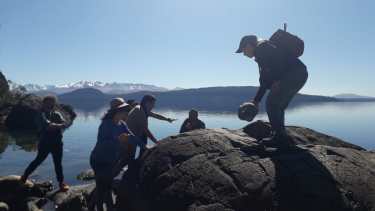 Miembros de la productora Metrovisión recorrieron las locaciones en el parque municipal Llao Llao. Foto: gentileza