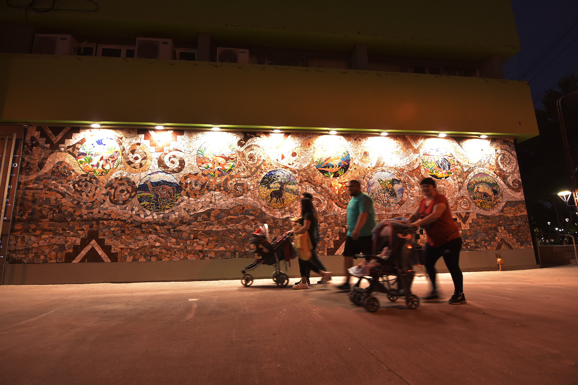 La obra “Viento y fauna patagónica” que embellece una de las paredes de la cooperativa Copelco. (Foto: Fernando Ranni)