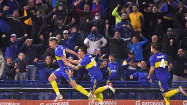 Boca volvió a jugar con público y festejó ante Lanús.