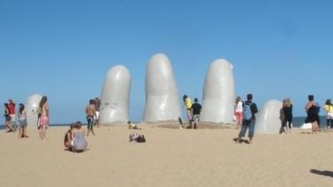 El vecino país ofrecería al visitante en el caso de que quiera una tercera dosis o a un menor de 18 años en cuyo país de origen no se esté vacunando.