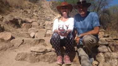 Ana y Carlos en Londres, una localidad turística de la provincia de Catamarca, en el departamento Belén, a la vera de la Ruta Nacional 40.