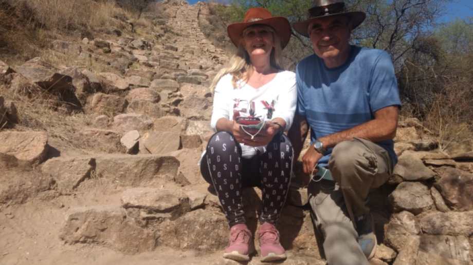 Ana y Carlos en Londres, una localidad turística de la provincia de Catamarca, en el departamento Belén, a la vera de la Ruta Nacional 40.