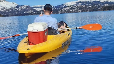 En Villa Pehuenia, los lagos se recorren a remo, se puede navegar, o hacer hidropedal.