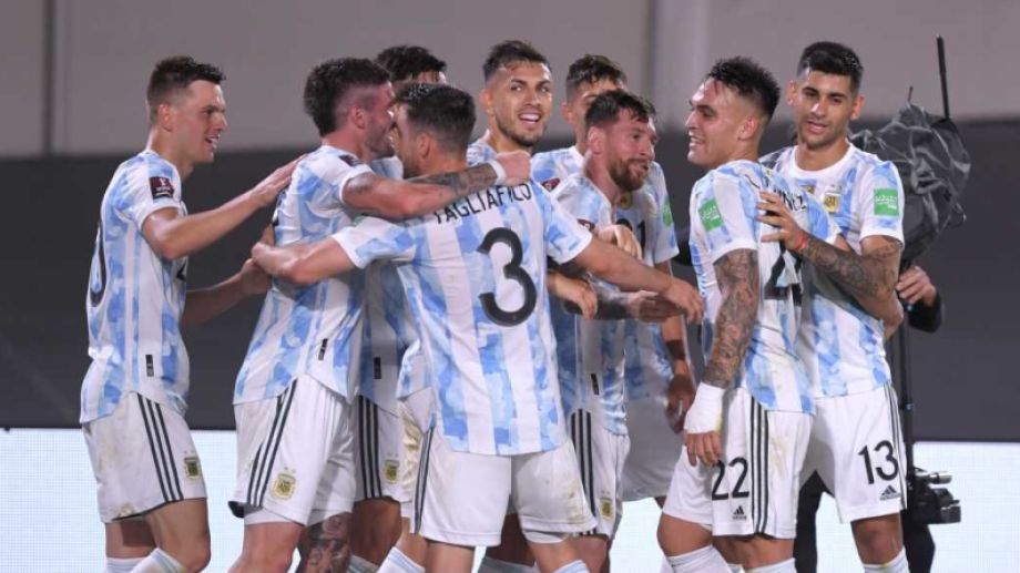 En un partidazo, Argentina goleó a Uruguay 3-0 en el Monumental