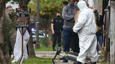 Pese a la herida mortal, el joven llegó a regresar hasta la puerta de su casa, donde finalmente falleció. (Foto: Telam)