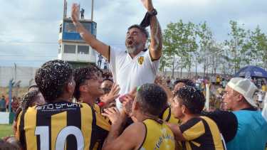 Riquelme en andas, una de las imágenes de la final del Reducido de Lifune. (Foto: Yamil Regules)