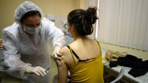 Moscú anuncia cierre de 11 días tras nuevo récord de contagios diarios de coronavirus en Rusia
