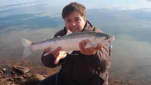 «El pescador debe ser insistente»: cada lunes agarra su moto y hace 90 kilómetros para pescar en El Chocón