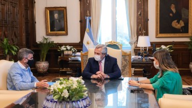 El Presidente con Raverta, de Anses, y Zabaleta, de Desarrollo Social. 