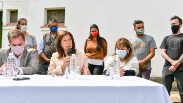 La gobernadora Arabela Carreras habló ayer desde El Bolsón, tras el nuevo ataque incendiario en la región. Gentileza