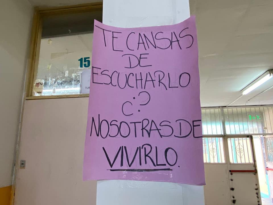 Alumnas del CPEM 12 colocaron carteles en la escuela denunciando la situación de abuso. Foto: Gentileza