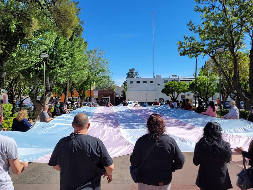 La bandera desplegada en Cutral Co. Foto: Facebook Diversidad Neuquén