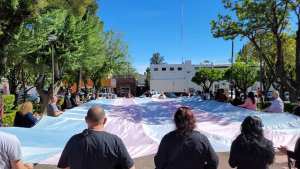 La enorme bandera de la memoria trans fue desplegada en Cutral Co y Plaza Huincul