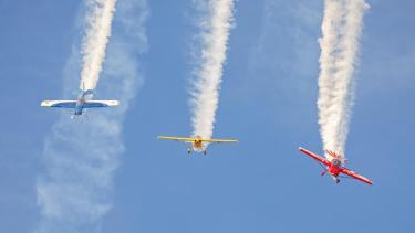 El Aeródromo de Choele Cheol organizó una jornada de puertas abiertas con demostraciones de acrobacias aéreas. Gentileza Choele Turismo.