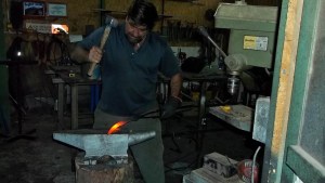 El señor de los cuchillos: la historia de Edgardo, un herrero apasionado