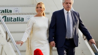 El momento de la llegada del mandatario a Roma, junto a Fabiola Yañez. 