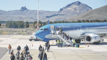 Los pasajeros caminan por la pista de aterrizaje. A futuro tendrán una manga para el ascenso y descenso. Foto: Patricio Rodríguez