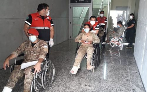 Los soldados son atendidos después de sufrir las lesiones. 