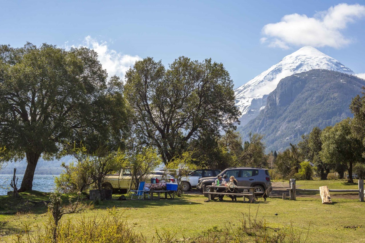 Hay campings organizados y agrestes, con el imponente volcán Lanín de fondo. Foto: Patricio Rodríguez.  