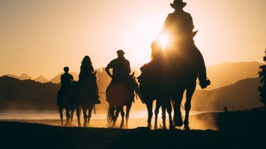 Cabalgatas al atardecer, una de las maravillas que ofrece Villa La Angostura. 