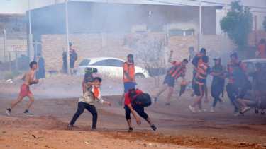 Un grupo de hinchas de Petrolero se enfrentó con la policía afuera de la cancha de Maronese. (Foto: Yamil Regules)