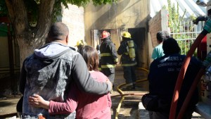Perdieron todo tras un incendio que afectó tres casas de las 827 Viviendas, en Roca