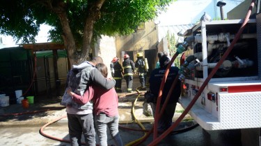 Una familia perdió todas sus pertenencias esta tarde. Foto: Andrés Maripe