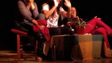 Grupo de Narración Oral “Lunáticas”, las narradoras: Mariel Saade, Patricia Baeza y Mara Ferraiuolo. Foto: Gentileza