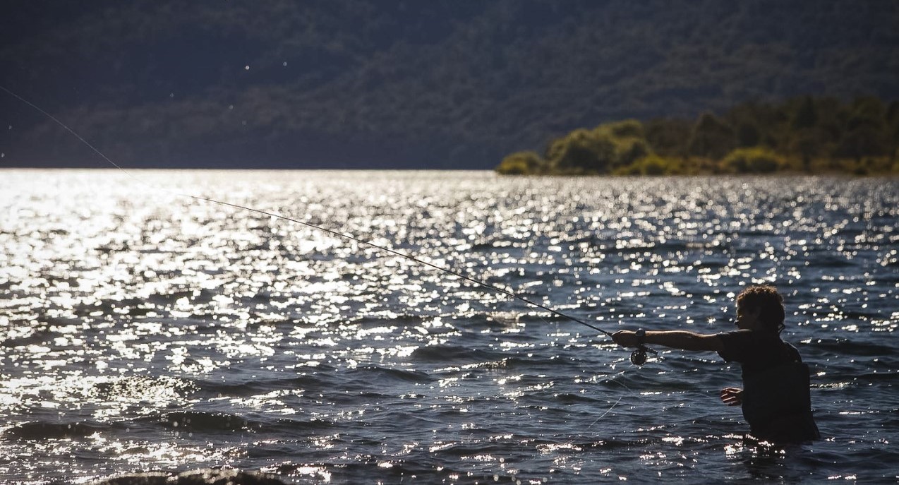 La magia de los lagos de la Patagonia espera a los pescadores. Aquí, el Lolog en las afueras de San Martín de los Andes. Foto: Patricio Rodríguez.