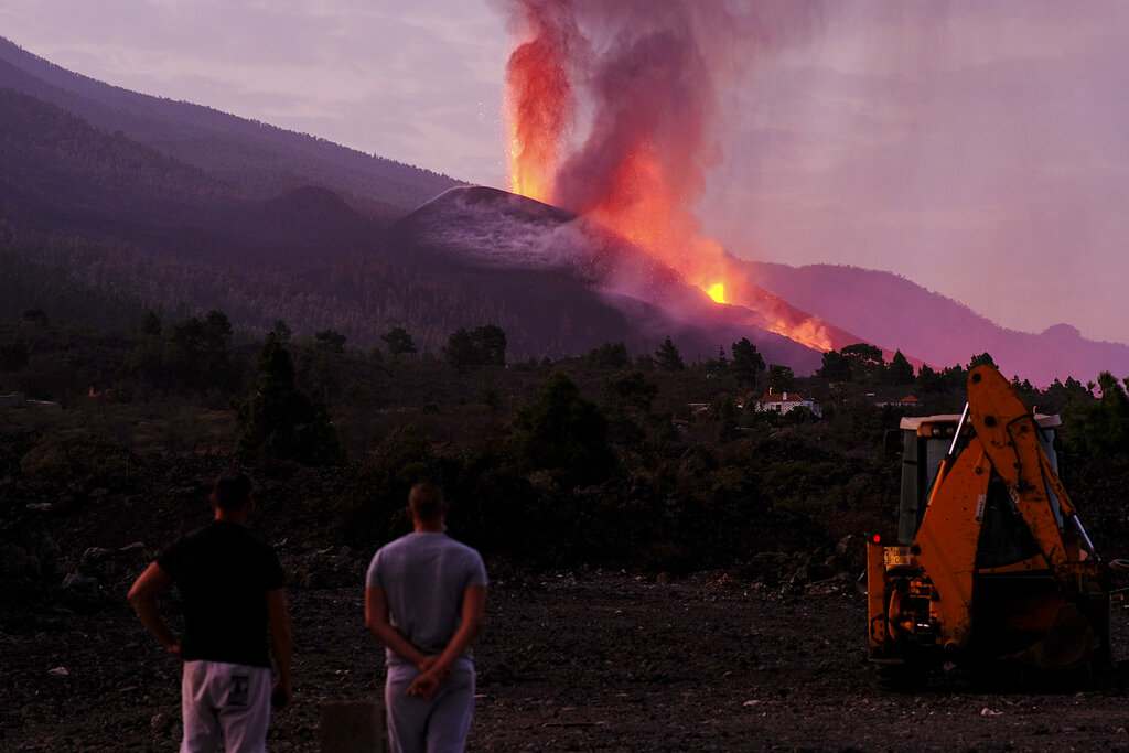 Este viernes el volcán abrió dos nuevas fisuras en su cono, de donde fluyó más lava. (Foto: AP)